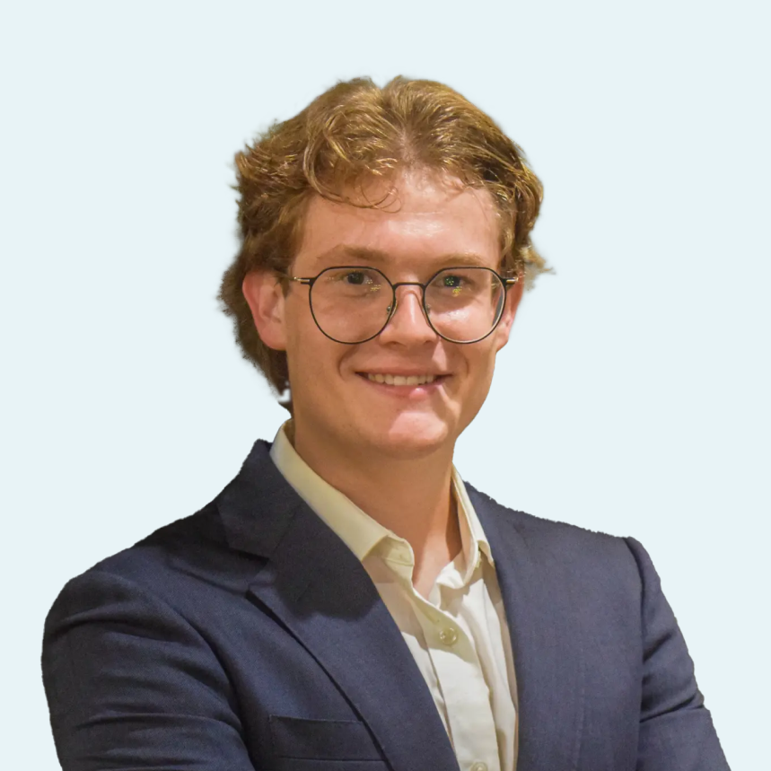 Elliot Roe headshot